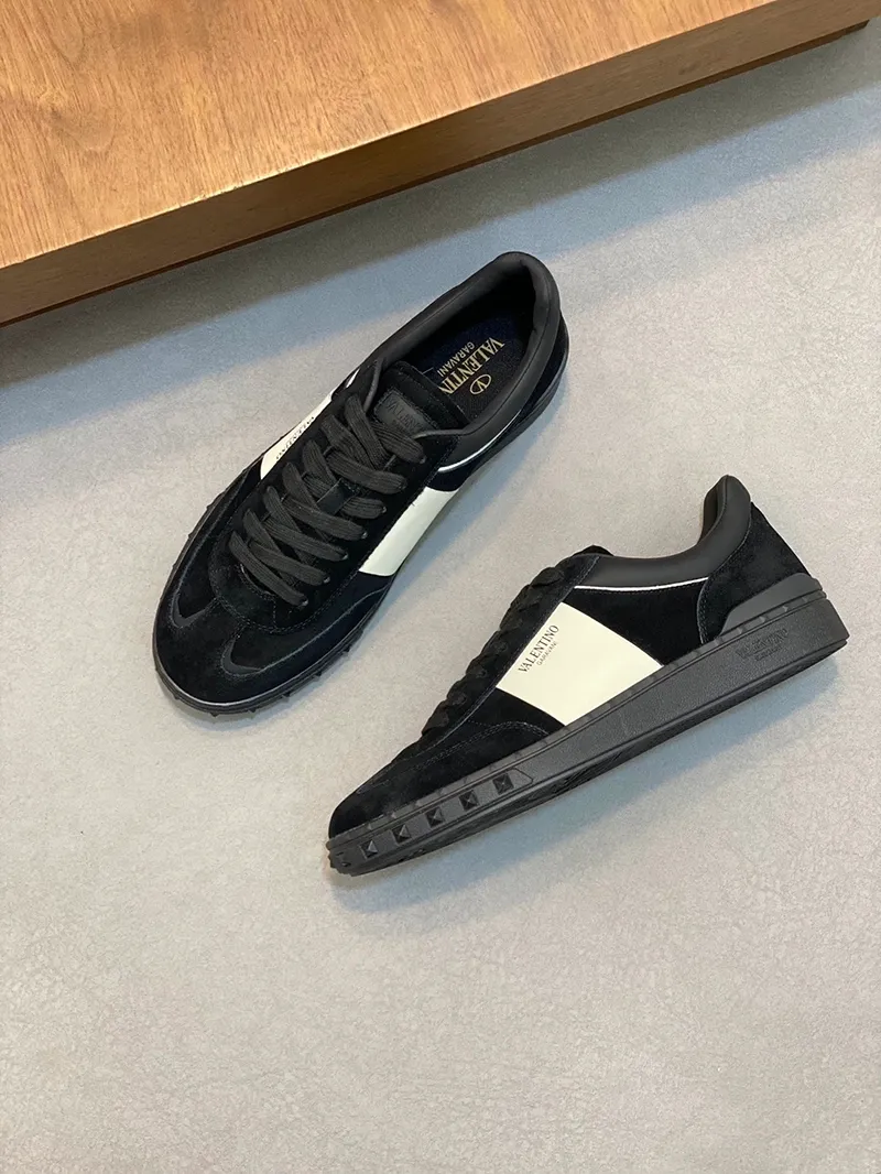 Factory price: 438💰Original quality, top version on the market VALENTINO (Valentino) latest fashion week catwalk [couples 👫 model], unique design, fashionable family specializes in slim feet🔥A fashion product of Baita [strong] Fabric: The toe is made of high mercerized triangular grain cowhide and A-grade full-grain cowhide, original lasting process Inner lining: cowhide lining + men's shoes 💰U hanging mesh feet, heels and tongues decorated with VaIentin* shallow relief oversized rivets Size: 38-44, customized 45